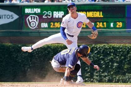 Fanático escala red en Wrigley Field para recuperar bate de Sal Frelick