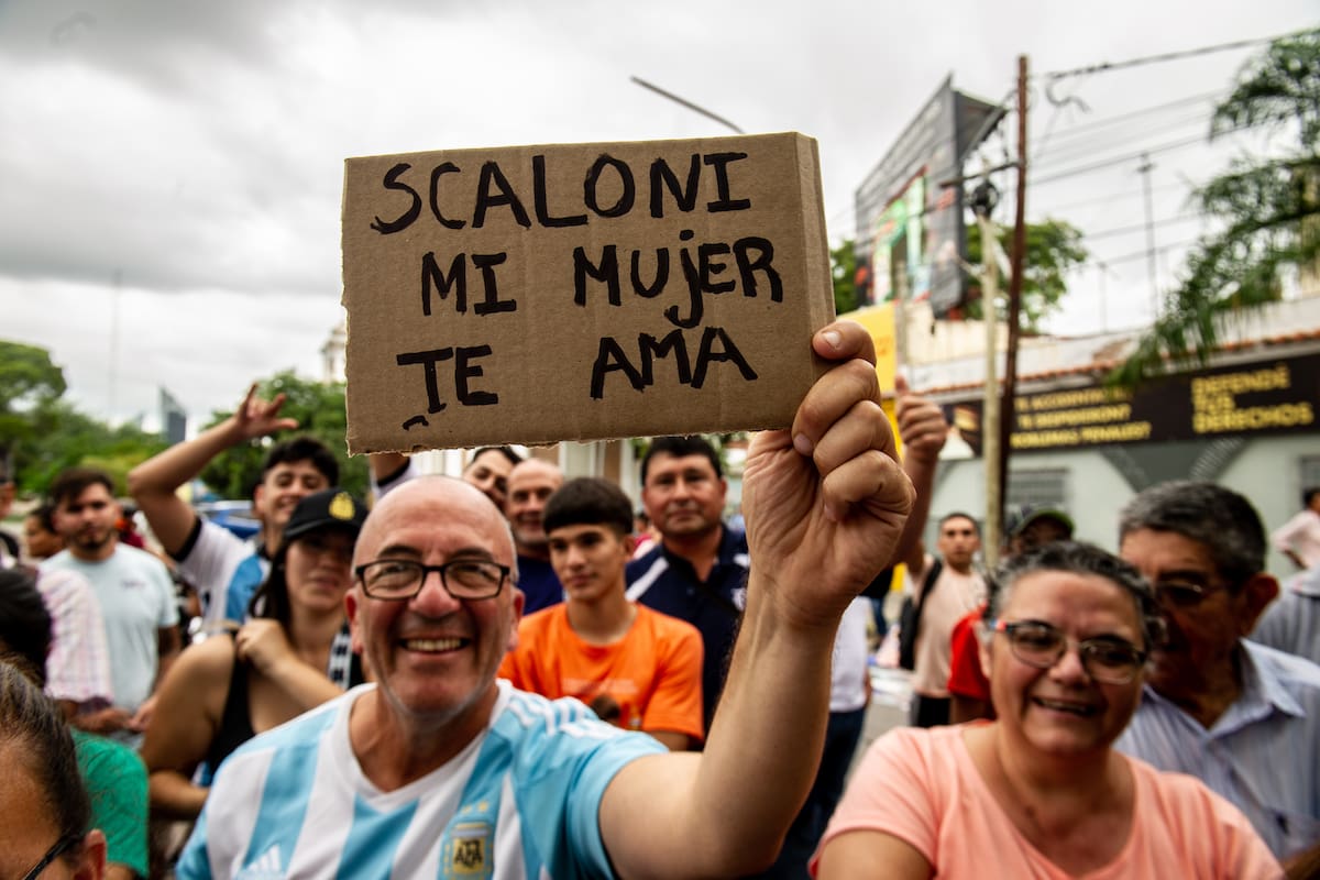 Fanáticos apostados en la puerta del hotel donde está alojada "La Scaloneta" Selección Argentina de fútbolen Santiago del Estero