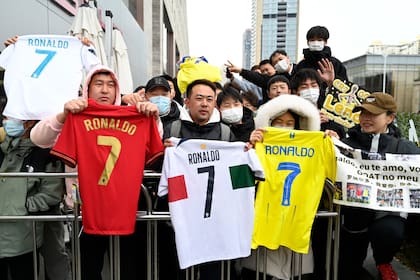 Fanáticos chinos de Cristiano Ronaldo protestaron en el hotel donde está alojado su equipo, Al-Nassr, tras la cancelación de dos amistosos en ese país debido a una lesión del portugués