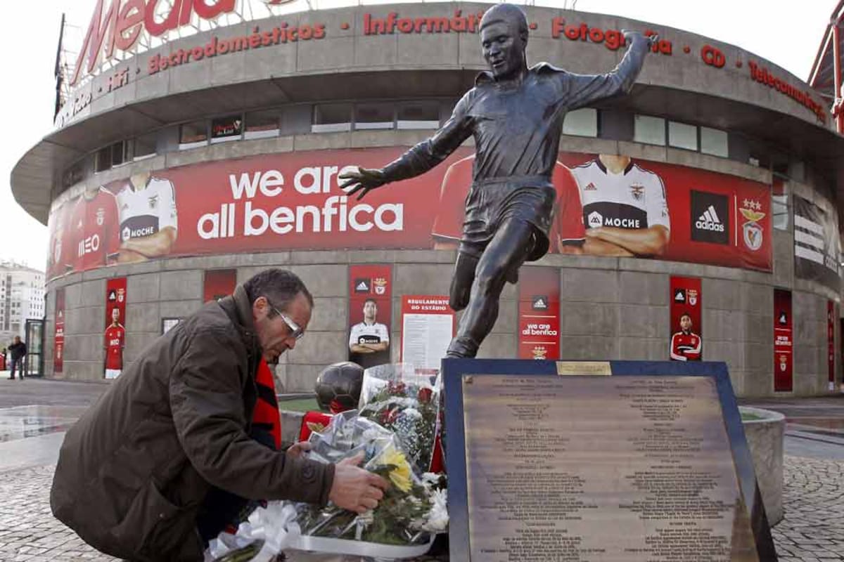 Fanáticos de Benfica acercaron flores a la estatua de Eusebio