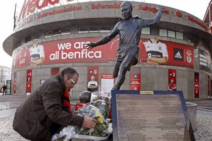Fanáticos de Benfica acercaron flores a la estatua de Eusebio
