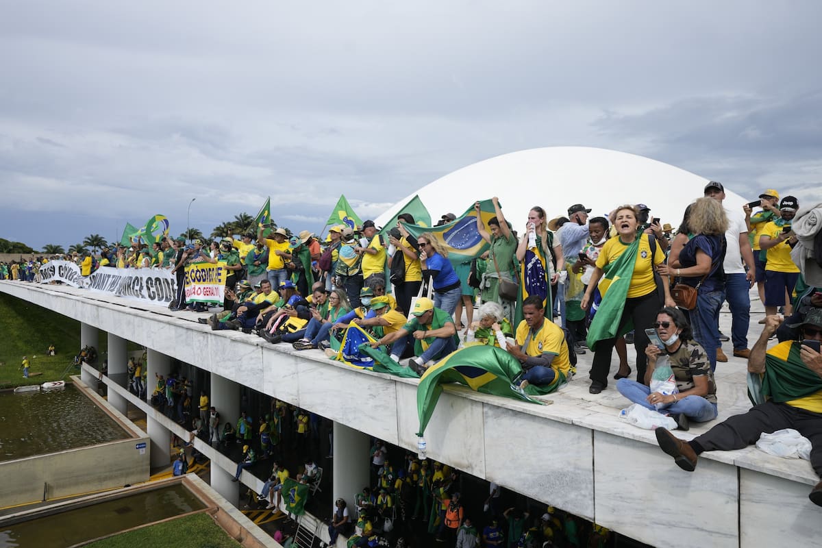 Fanáticos de Bolsonaro, autoconvocados en las redes, asedian el Congreso en enero de 2023, tras las elecciones brasileñas