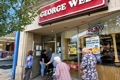 Fanáticos de Cerveceros hacen fila para recibir hamburguesas gratis en promoción local