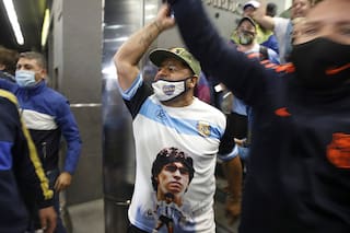 Internación. Caos, rezos, festejos e insultos: así fue "la vigilia maradoniana"