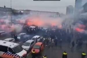 Fanáticos de Feyenoord atacan con bengalas el micro del Ajax