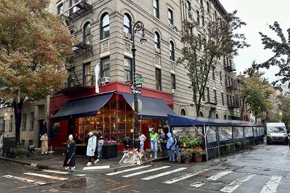 Fanáticos de Friends se acercaron al icónico edificio que aparece en la serie para rendirle homenaje a Matthew Perry (AP Photo/Brooke Lansdale)