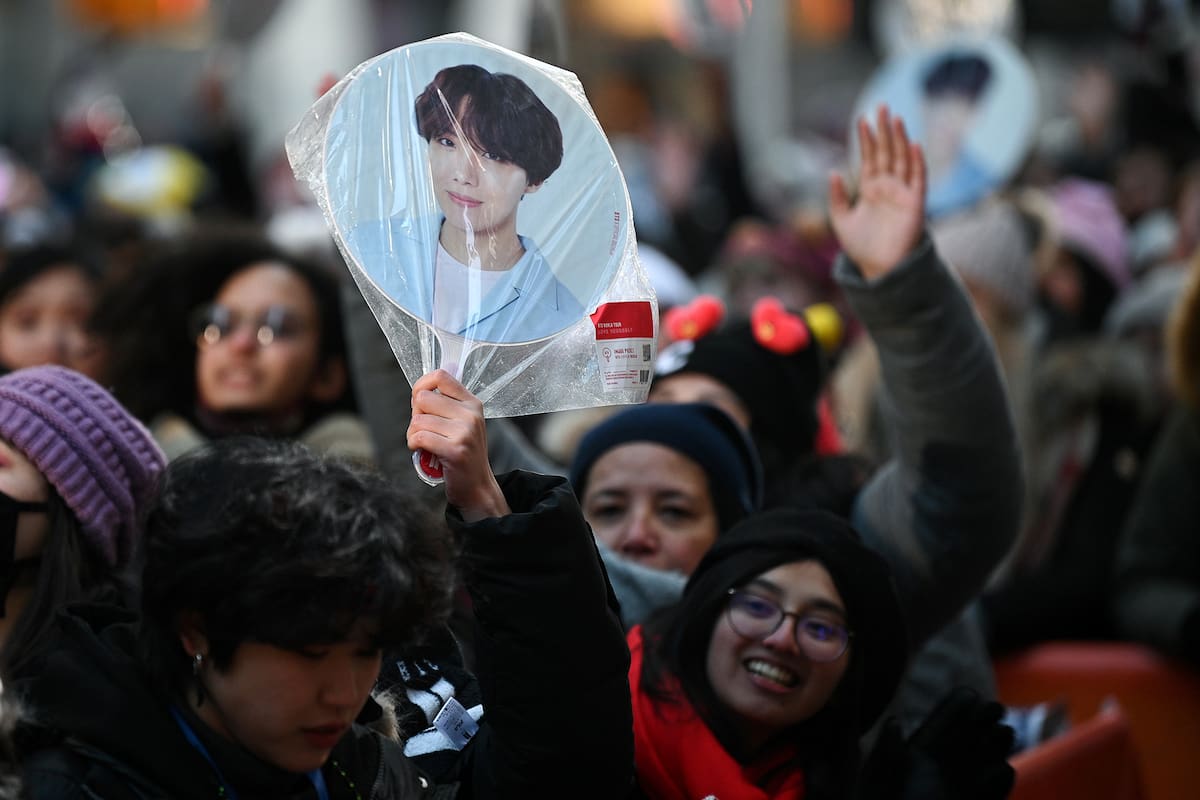 Fanáticos de la banda de K-pop BTS visitan el "Today Show" en Rockefeller Plaza el 21 de febrero de 2020 en la ciudad de Nueva York