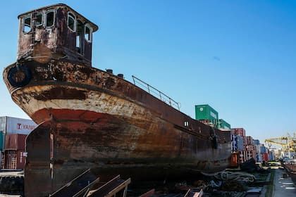 Fanáticos de la navegación luchan por recuperar una nave de 1912, el deteriorado casco de la goleta Granadero yace en la dársena F
