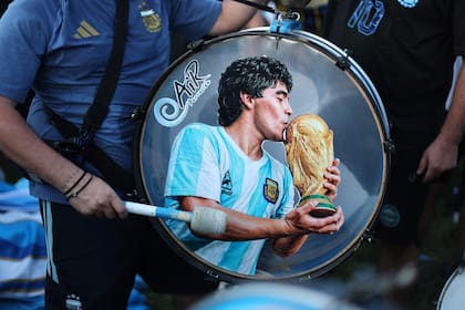Fanáticos de la selección ya se encuentran en las inmediaciones del estadio