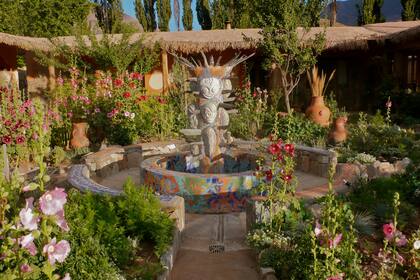 Fanáticos de las flores, Analía y Rémy trabajan el jardín bajo los principios de la permacultura.