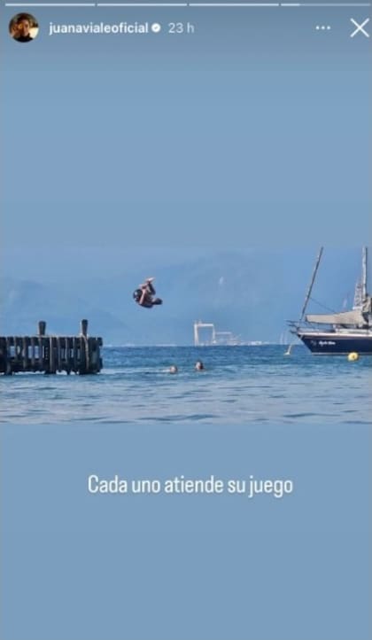 Fanáticos de los deportes acuáticos, Silvestre y Alí aprovecharon para hacer algunos clavados sobre el mar y nadar mientras su madre los retrataba desde la arena