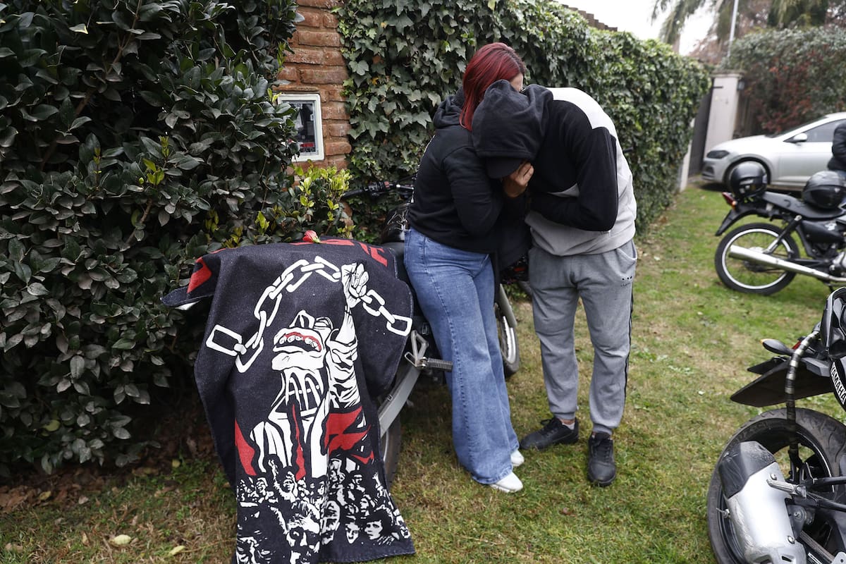 Fanáticos del Indio Solari lloran su muerte en las cercanías de la casa del músico