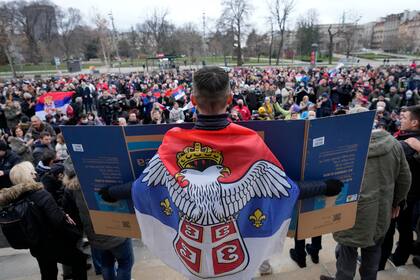 Fanáticos del tenista serbio Novak Djokovic se reúnen para protestar en Belgrado, Serbia, el jueves 6 de enero de 2022. (AP Foto/Darko Vojinovic)