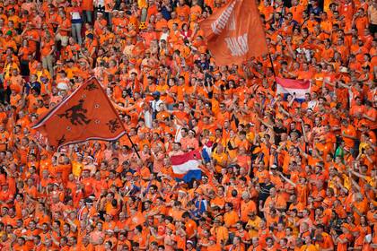 Fanáticos neerlandeses animan a su selección nacional antes del partido del Grupo D entre Países Bajos y Francia en la Eurocopa 2024 en Leipzig, Alemania. (AP Foto/Sergei Grits). (AP Foto/Sergei Grits)