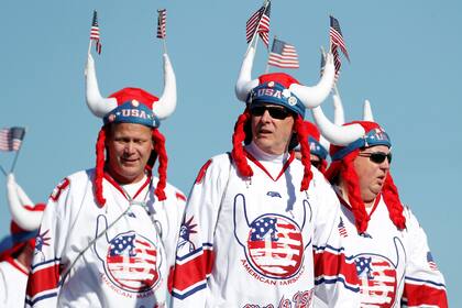 Fanáticos observan los entrenamientos de los equipos que disputarán la Copa Ryder, este fin de semana