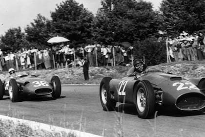 Stirling Moss persigue a Fangio, que aún conduce su propio auto; el coche fallará y entonces Peter Collins, compañeros del argentino, cederá el suyo para que el balcarceño sea campeón mundial por cuarta vez, la única con Ferrari.