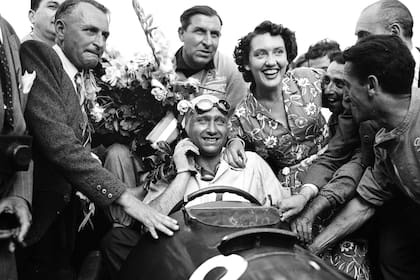 Fangio, al volante de una Maserati, tras imponerse en el circuito de Reims, en Francia, en 1957