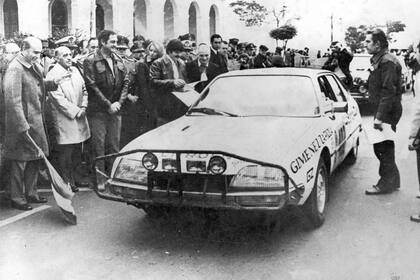 Fangio, con la bandera de largada en uno de los tramos de la carrera