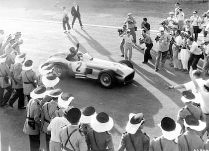 Fangio, con la Flecha de Plata W 196, después de ganar el Gran Premio de la Argentina en Buenos Aires, en enero de 1955
FOTO DE DaimlerChrysler
