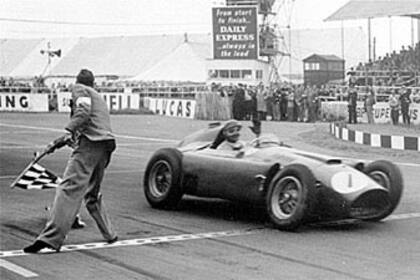 Fangio y la Ferrari, en Silverstone, en 1956