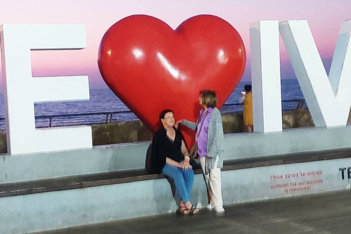 Fanny (a la derecha) en Tel Aviv