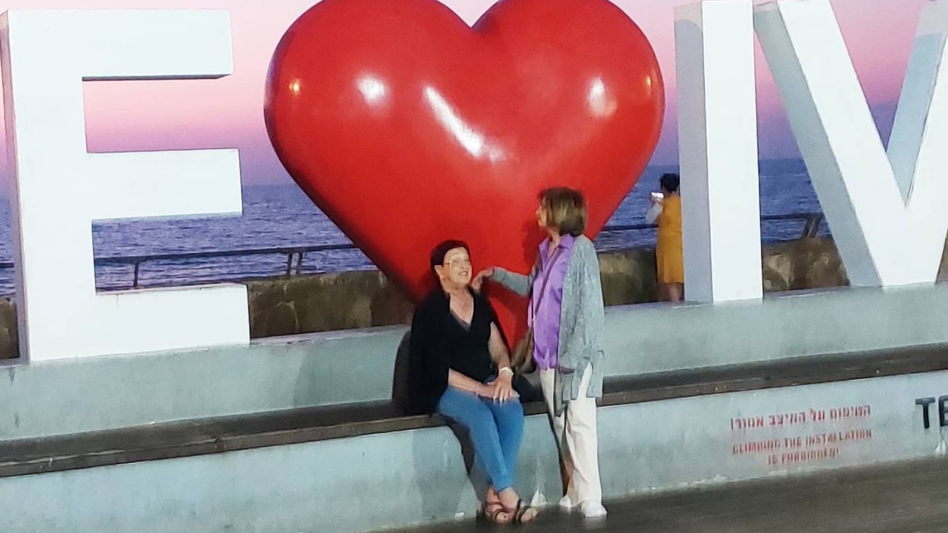 Fanny (a la derecha) en Tel Aviv
