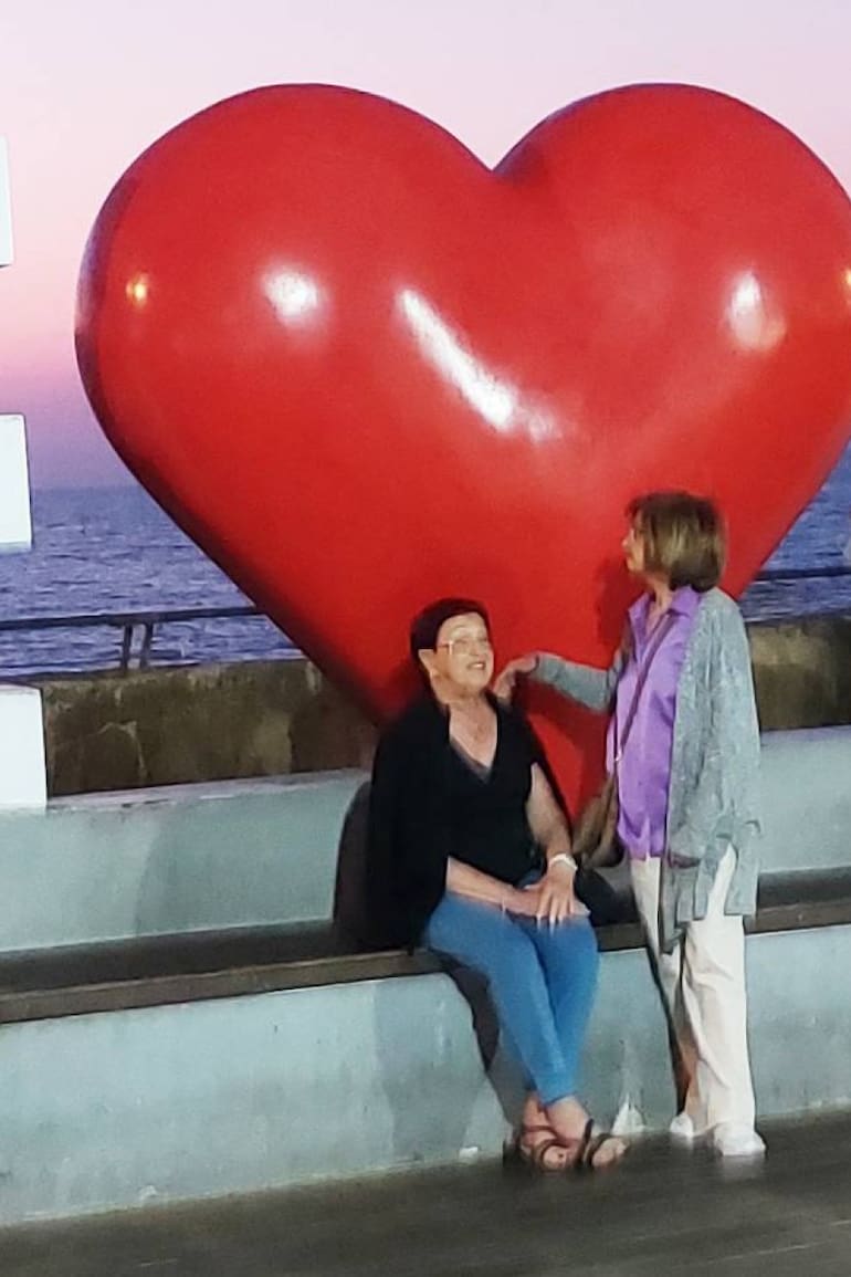 Fanny (a la derecha) en Tel Aviv