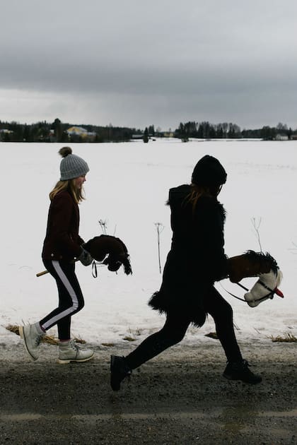 Fanny Oikarinen y Maisa Waillius, durante un paseo cerca de sus casas, al norte de Helsinki