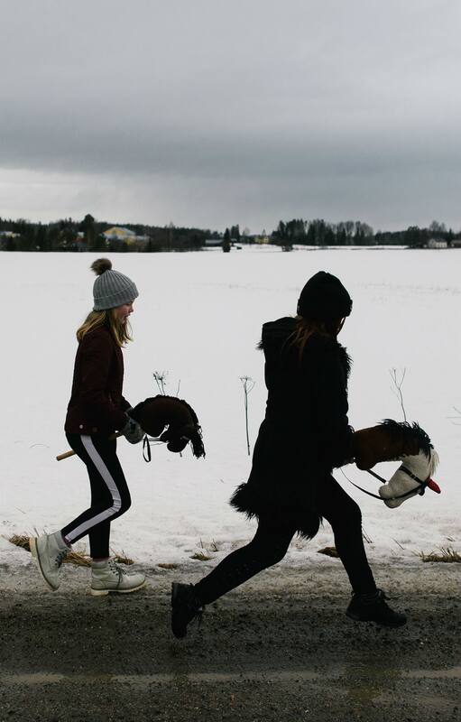 Fanny Oikarinen y Maisa Waillius, durante un paseo cerca de sus casas, al norte de Helsinki