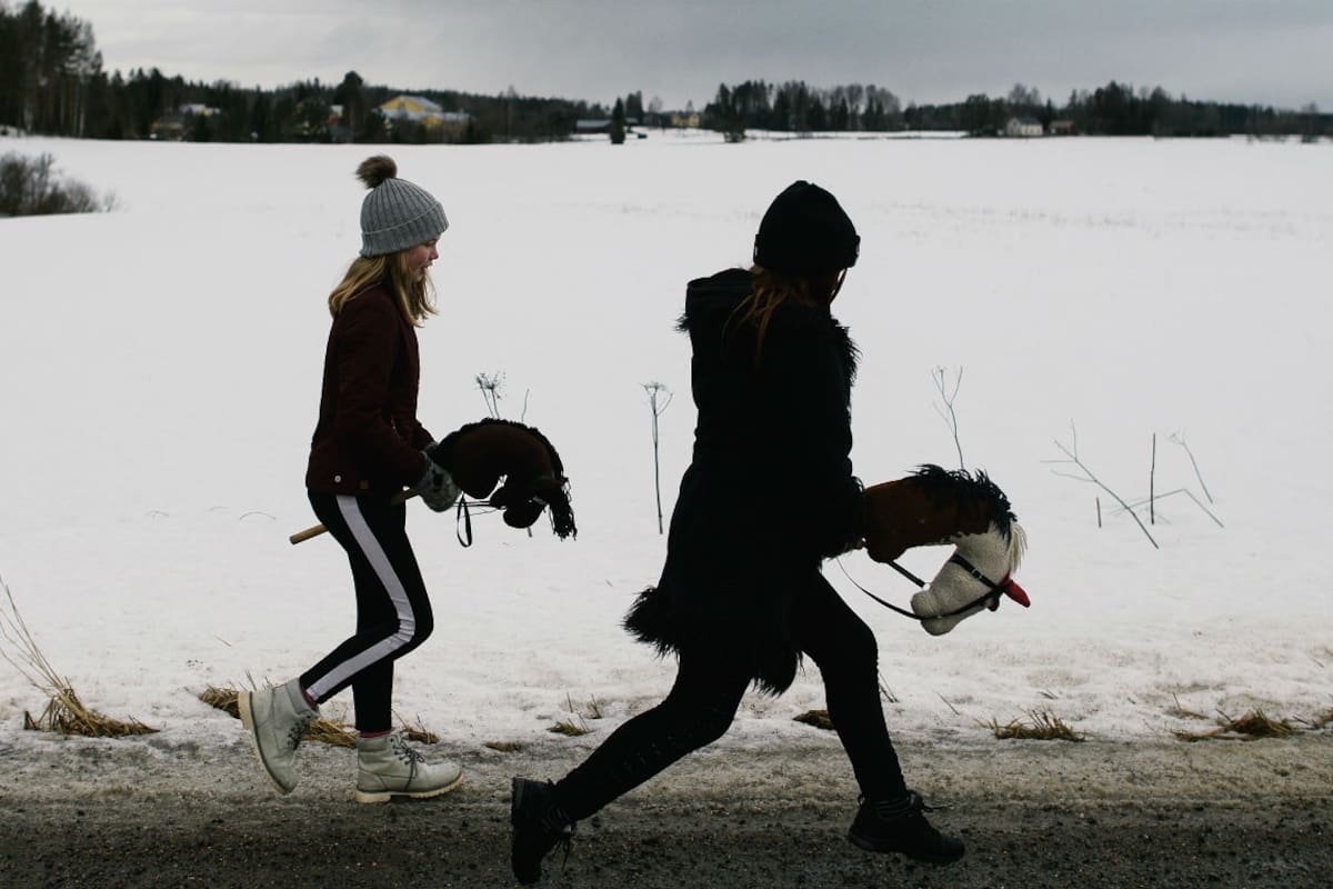 Fanny Oikarinen y Maisa Waillius, durante un paseo cerca de sus casas, al norte de Helsinki