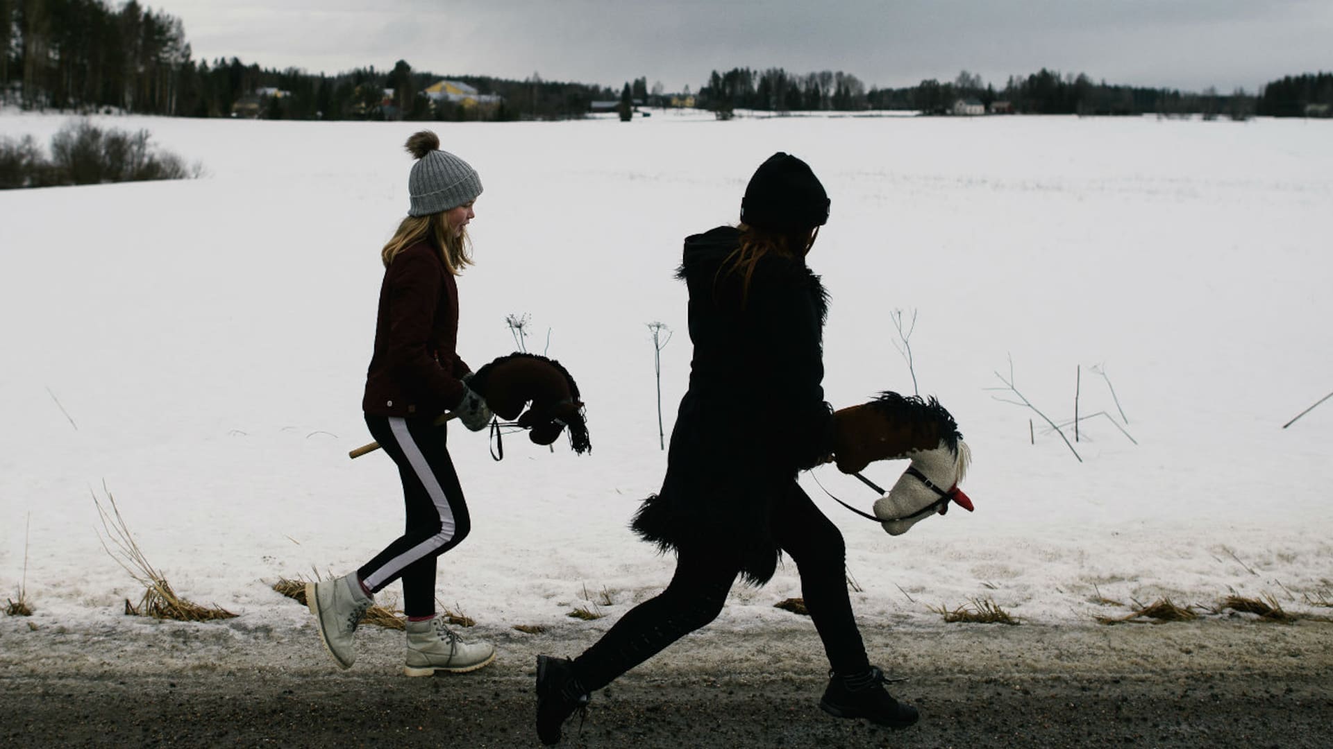 Fanny Oikarinen y Maisa Waillius, durante un paseo cerca de sus casas, al norte de Helsinki