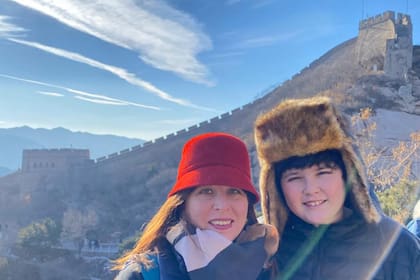 Fanny y Benicio en la Muralla China, luego de contar con su apto para circular