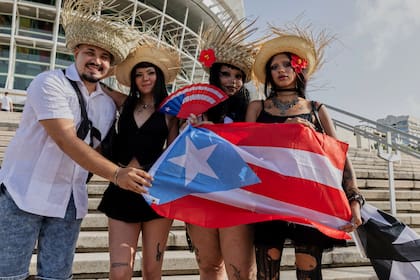 Fans de Bad Bunny en la previa del primero de los 30 conciertosde la residencia del cantante en el Coliseo de Puerto Rico José Miguel Agrelot