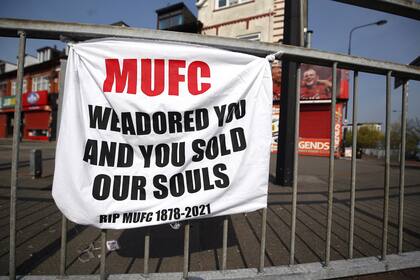 Fans de Manchester United colgaron una bandera frente a Old Trafford, cuestionando la creación de la Superliga