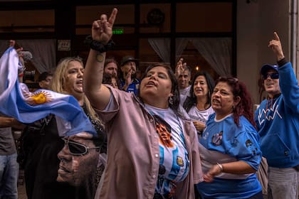 Fans de Maradona en las puertas de los tribunales de San Isidro