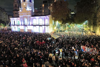 Fans del Indio Solari se acercaron a Plaza de Mayo en Capital Federal para despedirlo.