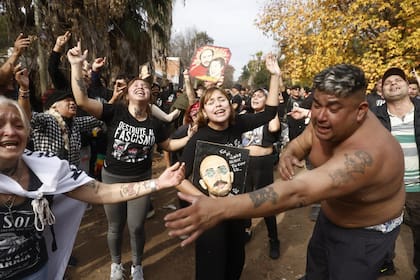 Fans del Indio Solari se reúnen en las inmediaciones de su casa para despedirlo