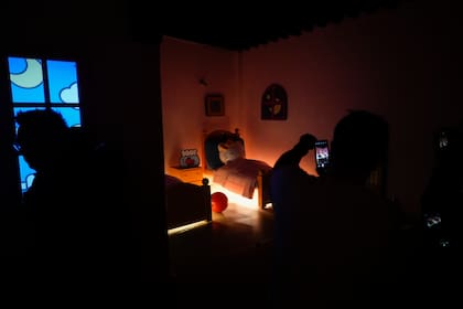 Fans del personaje japonés Hello Kitty toman fotografías en un café con temática de Hello Kitty en la Ciudad de México, el jueves 10 de octubre de 2024. (Foto AP/Eduardo Verdugo)