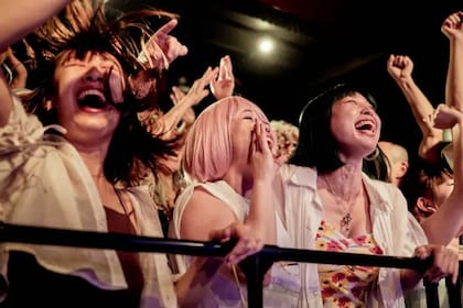 Fans emocionadas en un espectáculo