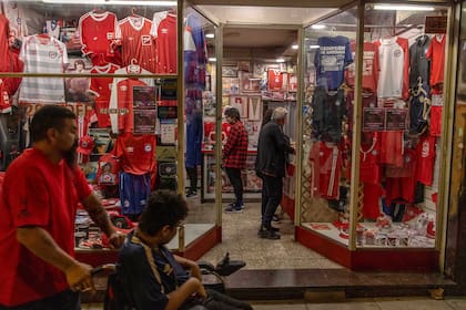 Fans en el store de Argentinos Juniors cercano al estadio que lleva el nombre de Diego Maradona
