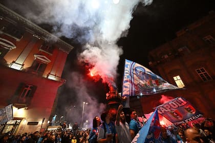 Los hinchas del Napoli festejan el título conseguido por su equipo, el tercer Scudetto, con Maradona presente en la memoria