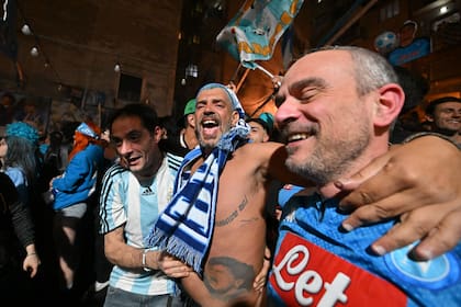 Los fanáticos del SSC Napoli reunidos en el Largo Maradona en el distrito Quartieri Spagnoli el 4 de mayo de 2023