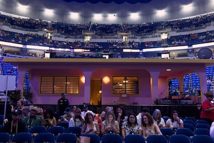 Fans sentados delante de la Casita antes del concierto final de Bad Bunny en su tierra natal en el Coliseo de Puerto Rico José Miguel Agrelot