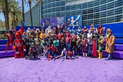 Fans vestidos como los personajes de las series y películas de Disney participaron en masa de la Expo D23 que acaba de realizarse en Anaheim