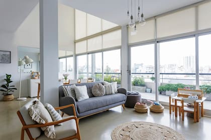 Sillón de tres cuerpos (Maisons du Monde) e individuales (Good Wood). Almohadones (Mi Gugma). Tapete de fibras naturales (Puerto de Frutos). Lámparas colgantes (Maisons du Monde).