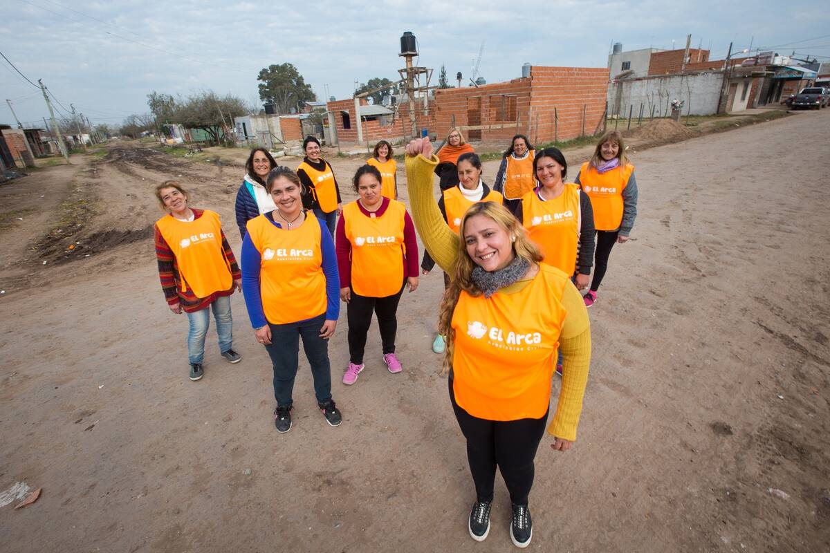 Fany, junto a sus compañeras, promueve los derechos de la infancia y recorre Cuartel V para ayudar a las familias del barrio