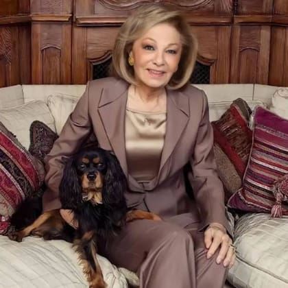 Farah Diba con su inseparable compañero Mowgli