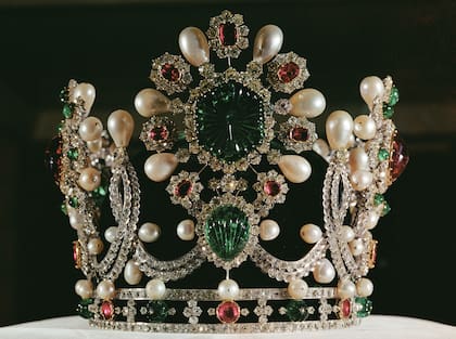 Farah Diba usó una corona para la ceremonia con 1449 diamantes, 36 esmeraldas, 36 rubíes y 105 perlas (Getty Images)