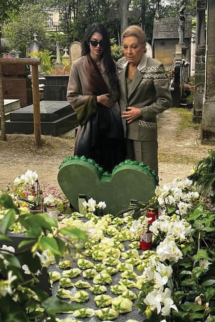 Farah Diba visita la tumba de su hija Leila, junto a su nieta Noor