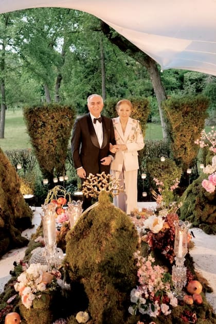 Farah Diba y su hijo, el príncipe Reza Pahlavi, pretendiente al trono de Irán. Sus partidarios se refieren a él como "Su Majestad Imperial Reza II Shah",